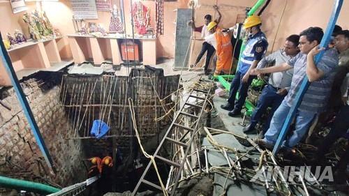인도서 힌두교사원 바닥 붕괴 추락사고…"35명 사망"(종합)