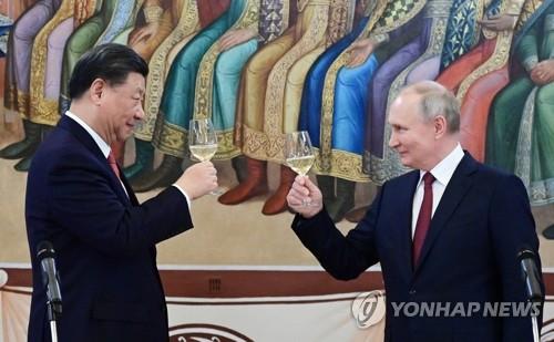 모스크바서 건배하는 시진핑(왼쪽)·푸틴