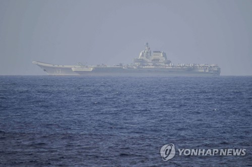 일본 방위성이 촬영한 중국 항공모함 '산둥함'