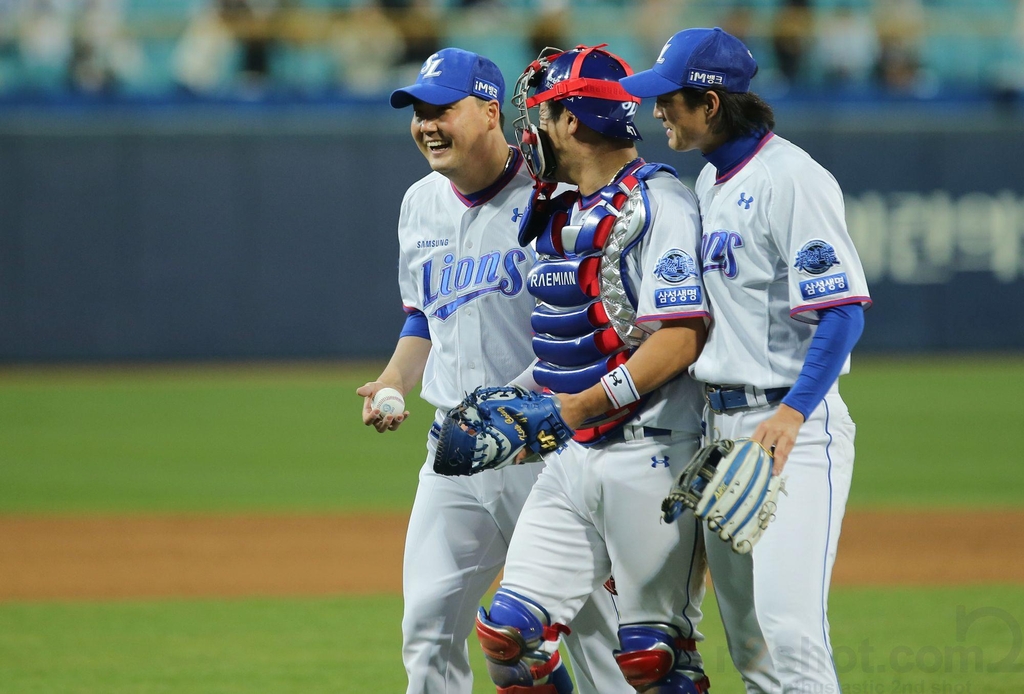 새 동료들의 축하 받는 김태훈