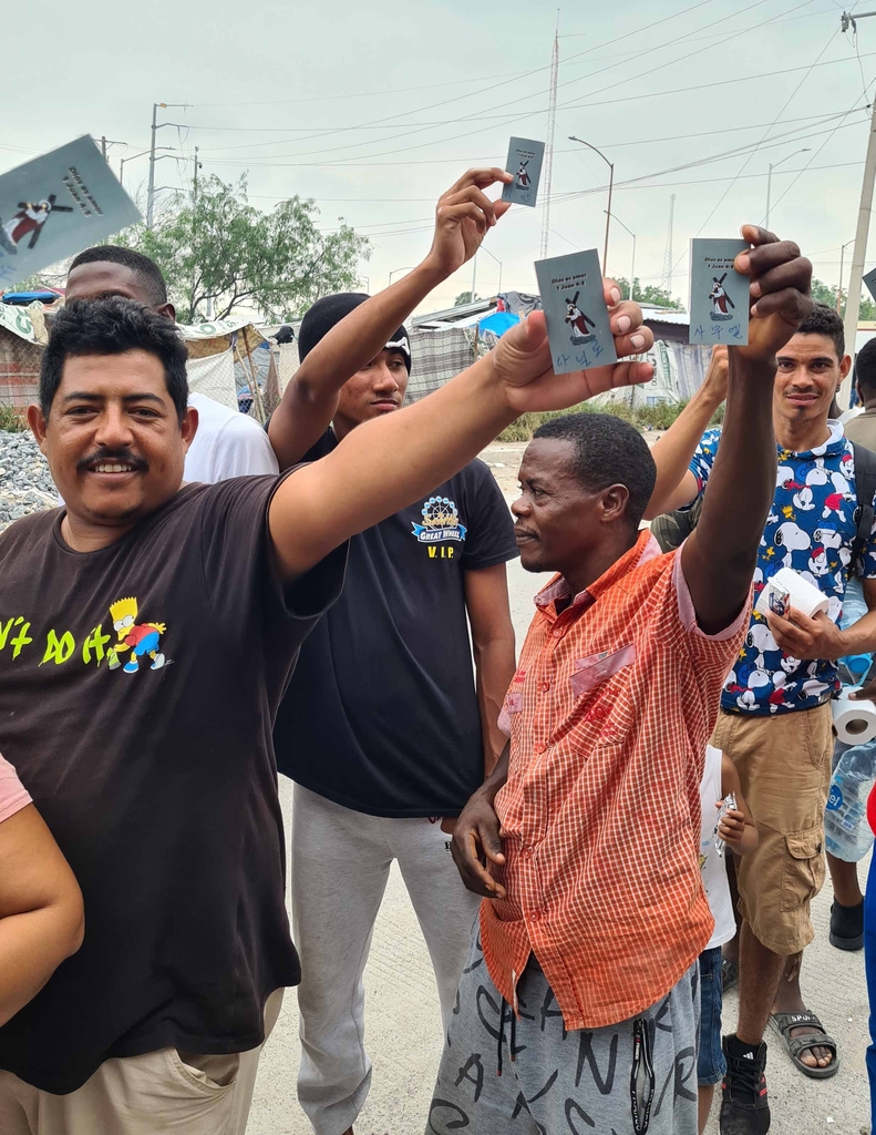 멕시코의 이민자 텐트촌에서 미국 입국을 기다리는 중남미 이민자들 