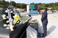 염종현 경기도의회 의장, 국립 5·18 민주묘지 참배