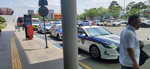대구공항 종합상황실 "아시아나기 안전착륙…추락자는 없어"