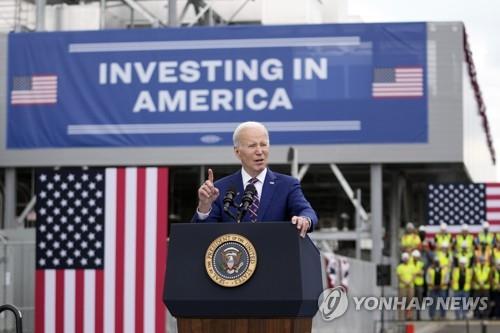 미국 내 반도체 공장을 찾아 연설하는 바이든 대통령