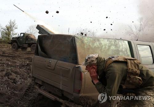  바흐무트 인근 전선의 러시아군 진지향해 포격가하는 우크라군