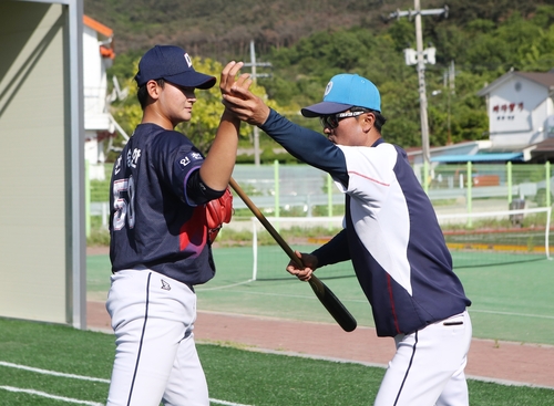 훈련받는 덕적고 야구부원
