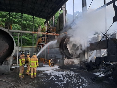 옥천 폐기물 재활용 공장서 불…"기계 폭발 추정"
