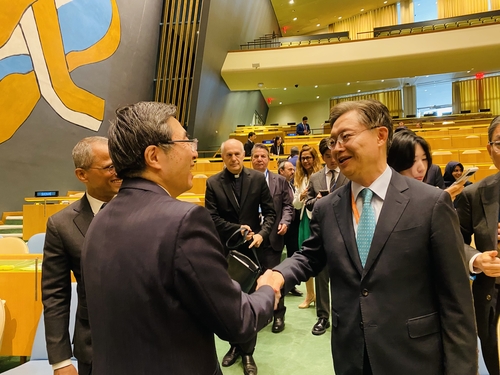 이시카네 기미히로 주유엔 일본대사의 축하를 받는 황준국 유엔대사