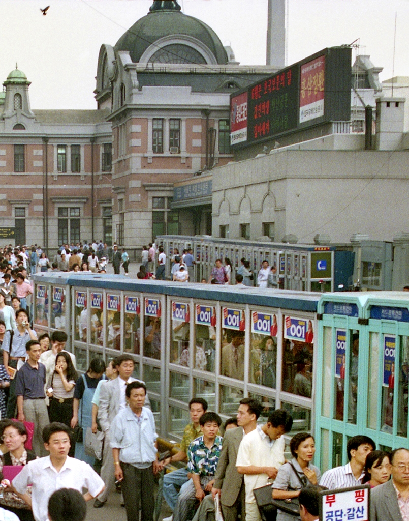 서울역 광장에 공중전화 부스 수십 개가 늘어서 있다. 1994년 [연합뉴스 자료사진]