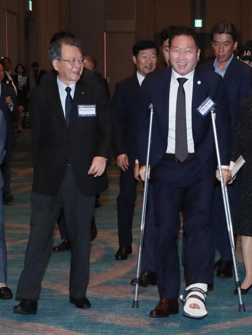 (서울=연합뉴스) 대한상공회의소는 9일 부산 시그니엘호텔에서 일본상공회의소와 함께'제12회 한일상공회의소회장단회의'를 개최했다. 최태원 대한상의 회장(오른쪽)과 고바야시 켄 일본상의 회장이 행사장으로 입장하고 있다. 2023.6.9[대한상의 제공. 재판매 및 DB 금지]