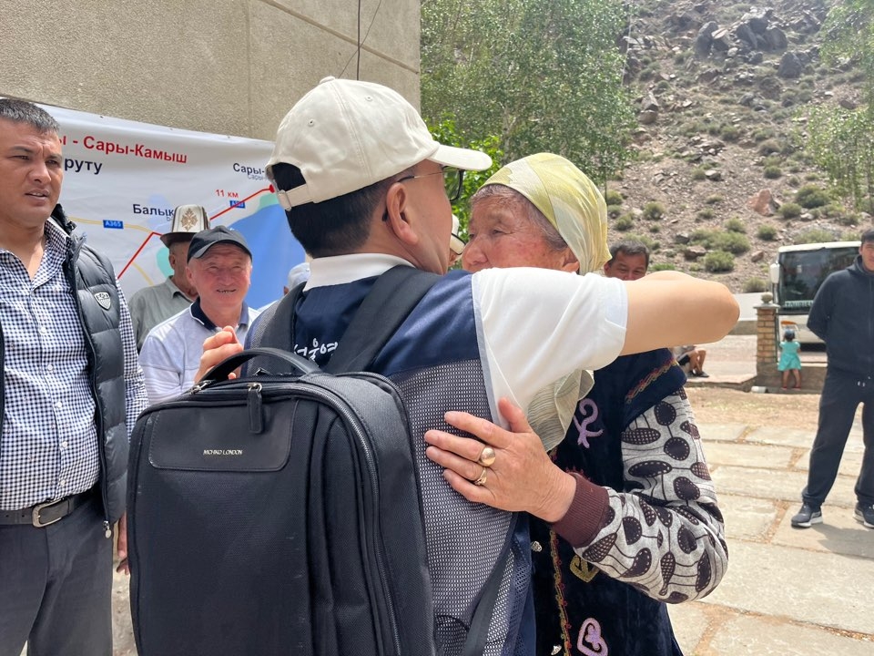 허기복 연탄은행 대표와 포옹하는 오르토-토코이 마을 주민