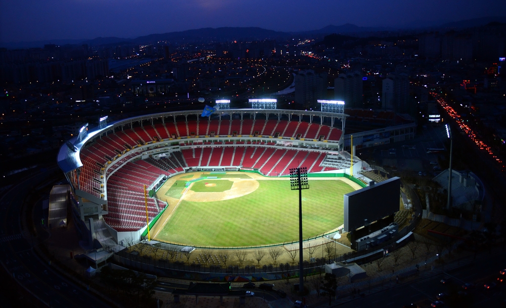 개장을 앞둔 광주-기아 챔피언스필드. 대한민국 야구장 중에서는 최초의 개방형 야구장이라는 타이틀을 가지고 있으며, 실질적인 프로 전용 구장이다. 2014년 [연합뉴스 자료사진]