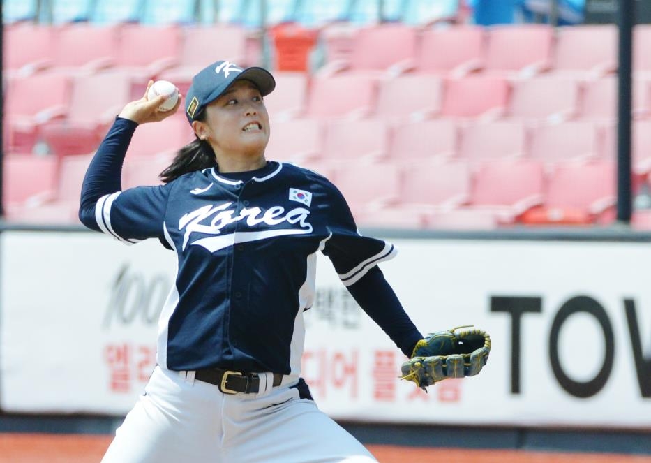 역투하는 여자야구대표팀 투수 김보미