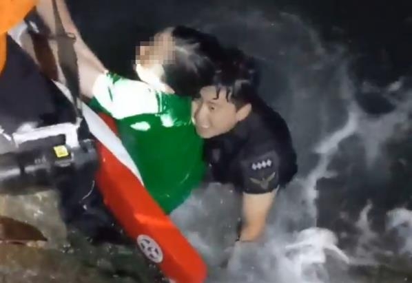 한밤중 바다에 빠진 여성 구조한 울산해경 해양경찰