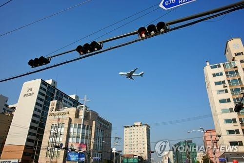 서울 양천구 상공을 지나는 항공기