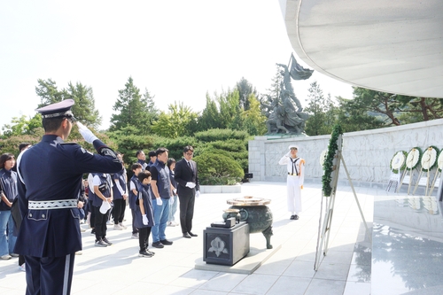 [게시판] LIG넥스원, 국군의날 앞두고 현충원 참배