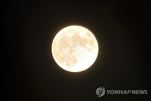 밝은 보름달 / 연합뉴스