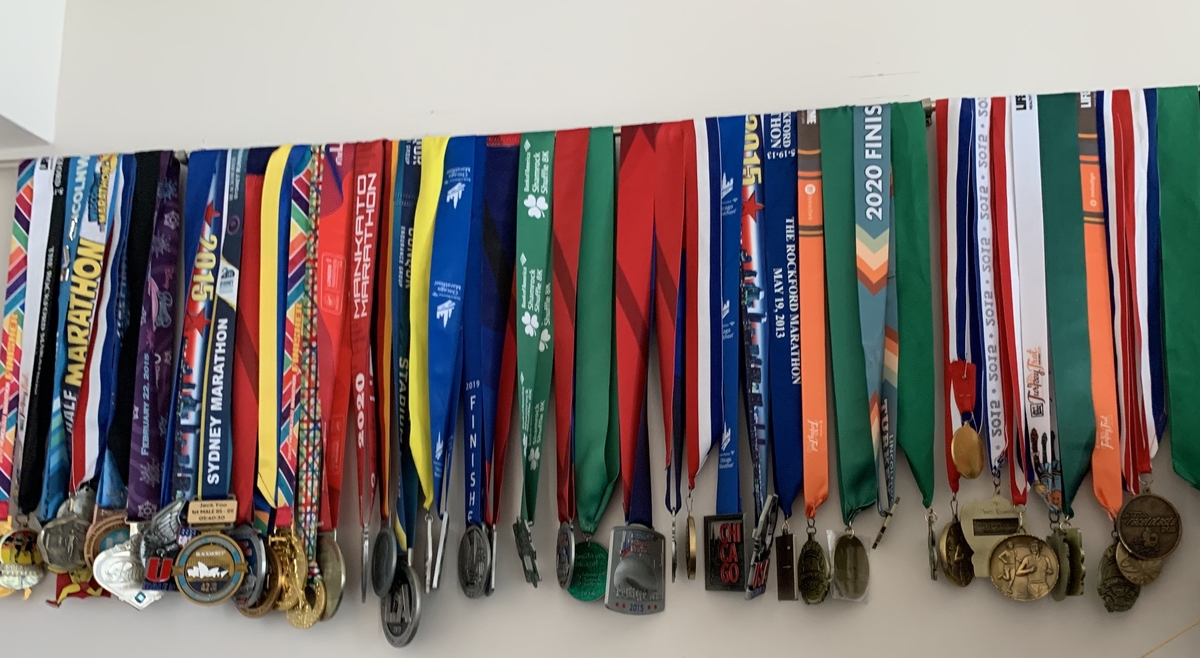 유재준 씨가 그간 각종 마라톤 대회에서 받은 메달들