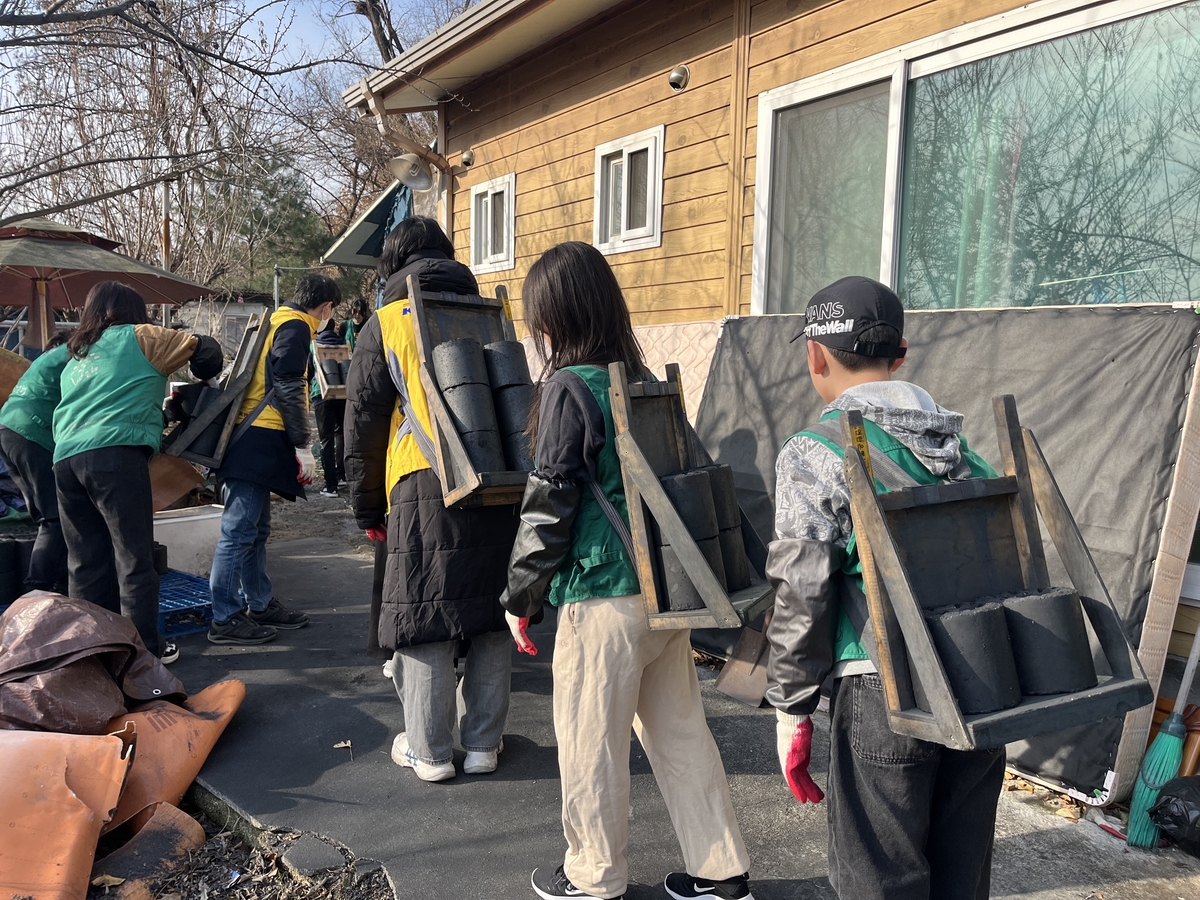 연탄 나르는 자원봉사자들