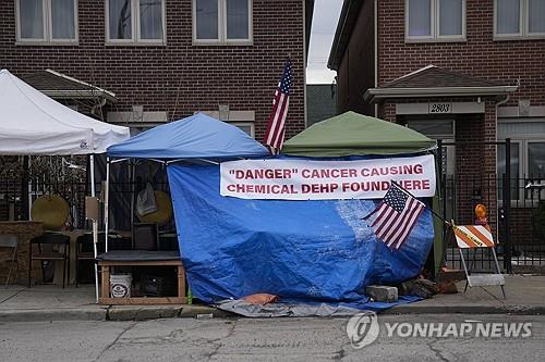 시카고 주민들이 불법체류자 월동 천막촌 건립 예정지 앞에 내건 현수막 