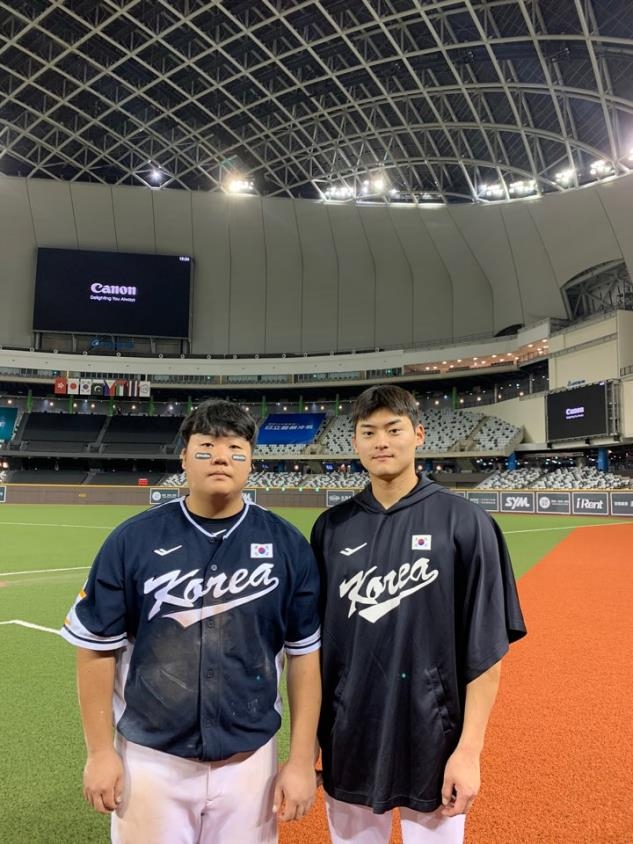 Taipei Dome's first home run hitter Kim Beom-seok (left) and relief pitcher Cho Byeong-hyun
