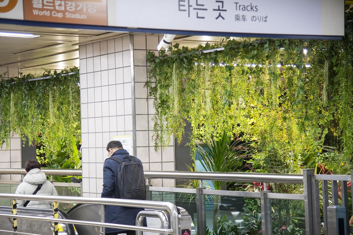 삼각지역에 조성된 '서울 아래숲길'