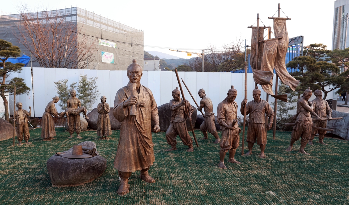 고창군에 설치된 전봉준 장군 동상 '의(義)의 깃발 아래'