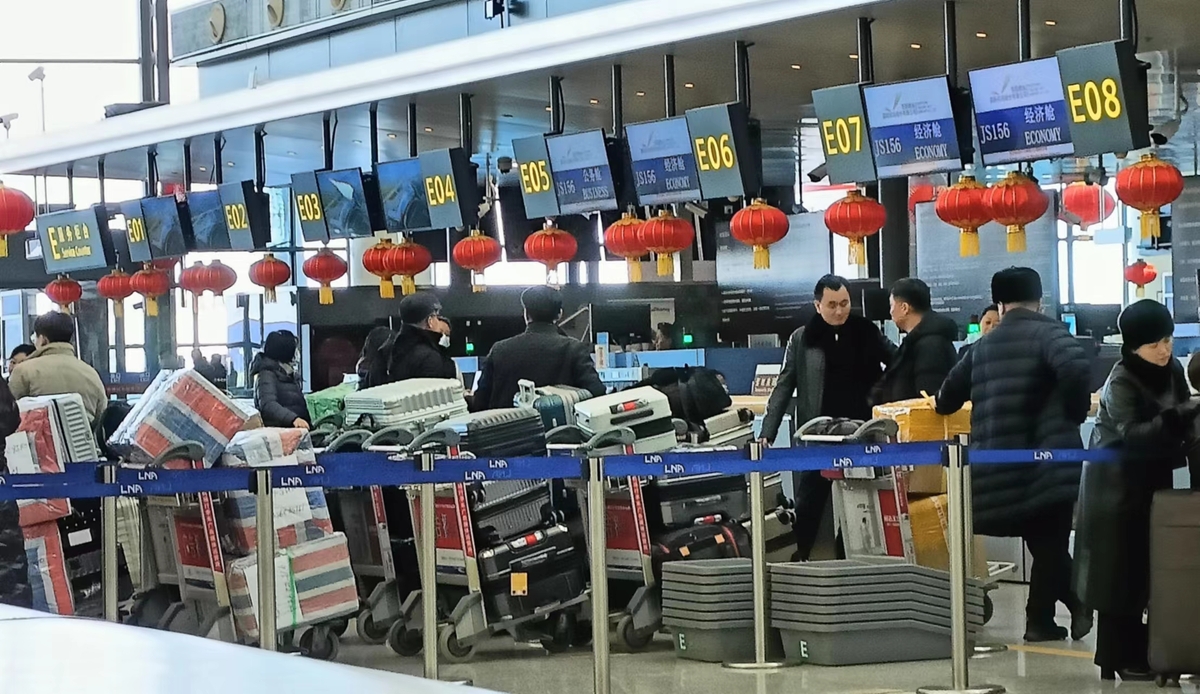 선양공항에서 출국 수속 밟는 북한인들