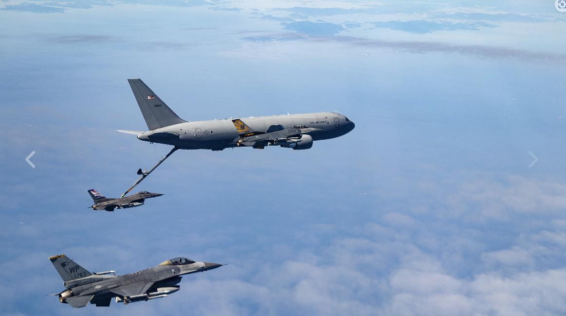 KC-46 공중급유기로부터 공중급유 받는 F-16 전투기 