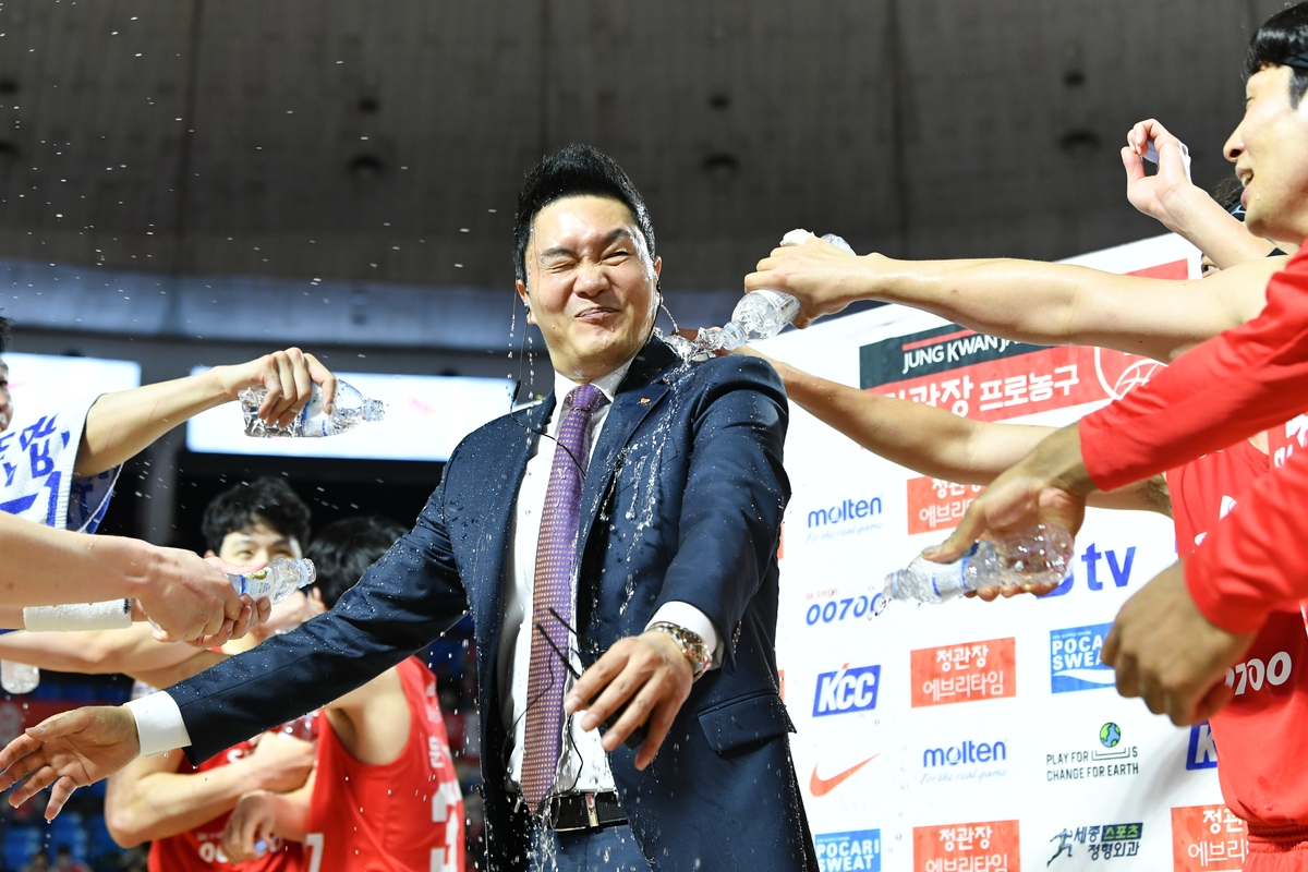 SK coach Jeon Hee-cheol achieved at least 100 game wins