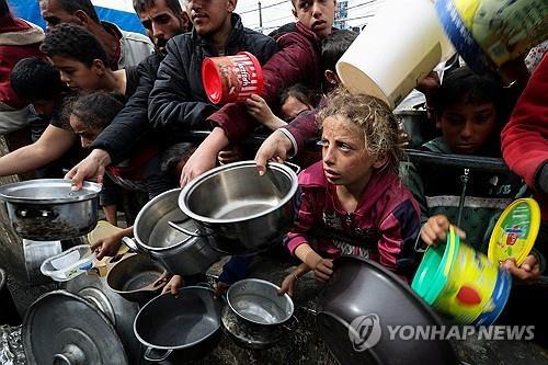 구호 식량을 기다리는 팔레스타인 피란민 [로이터 연합뉴스 자료사진] 