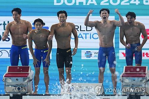 도하 세계선수권대회에서 중국과 응원전을 벌이는 한국 대표(왼쪽 3번째까지)