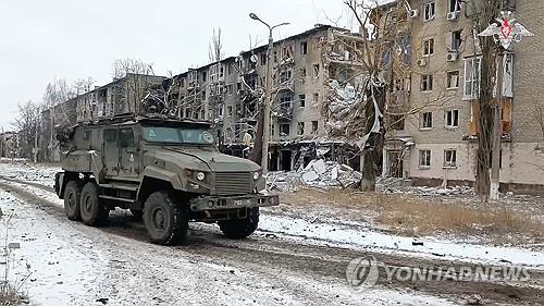 우크라이나 아우디이우카를 지나는 러시아 군용 차량