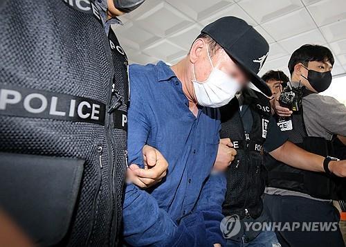 경찰서로 들어가는 대전 신협 강도 피의자 