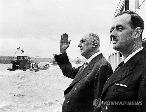 1962년 9월, 라인강에서 아버지 샤를 드골 대통령(왼쪽)과 함께 배를 타고 있는 아들 필리프 드골 제독. /연합뉴스