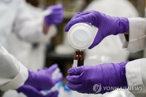 발암성 PFAS 실험하는 미국 EPA 과학자들