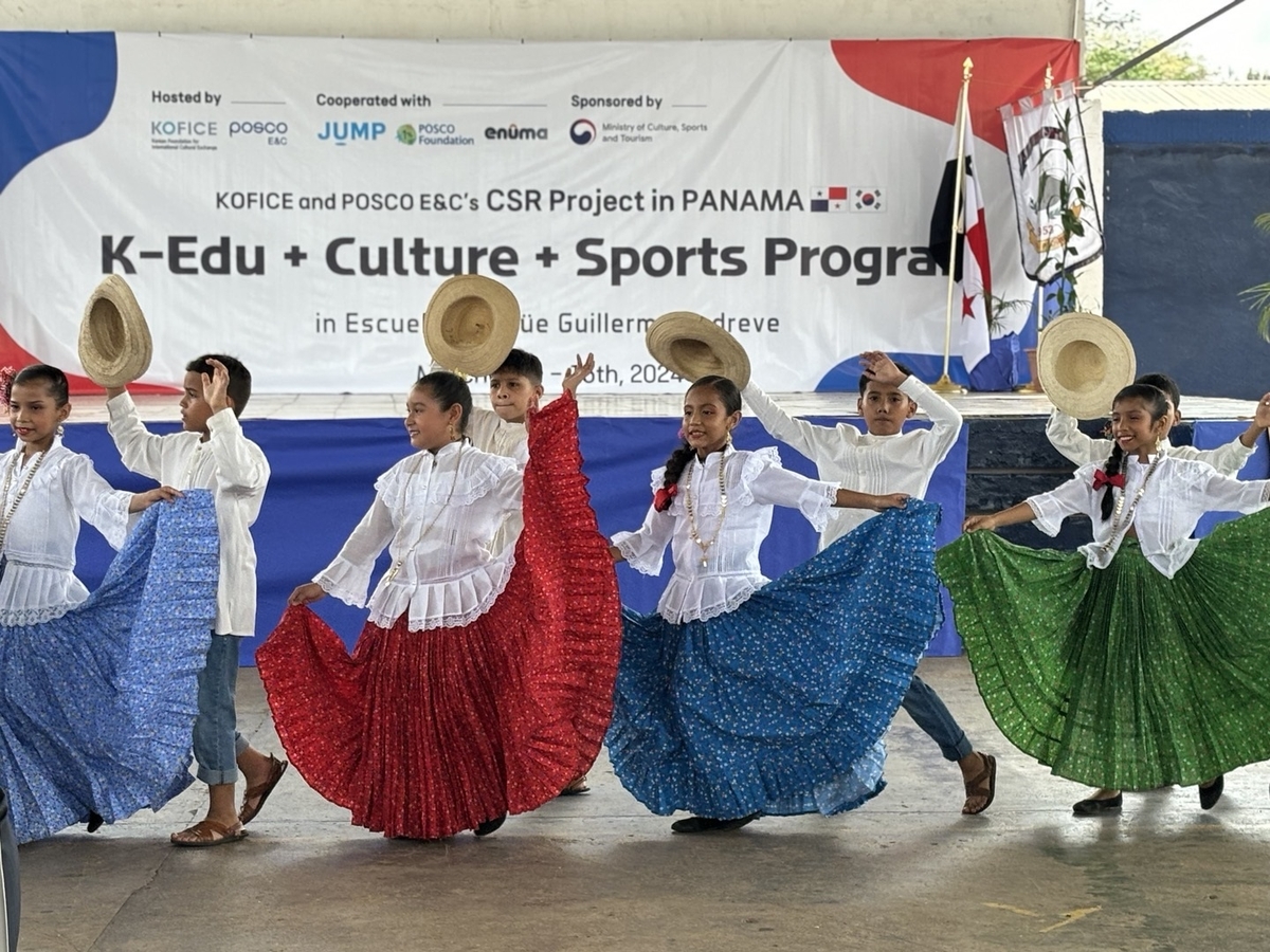 기증식을 기념해 현지 전통춤을 선보이는 학생들