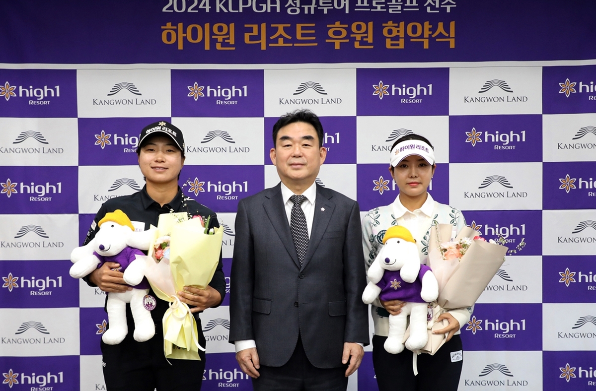 김지수 선수·최철규 대표이사 직무대행·장은수 선수(왼쪽부터)