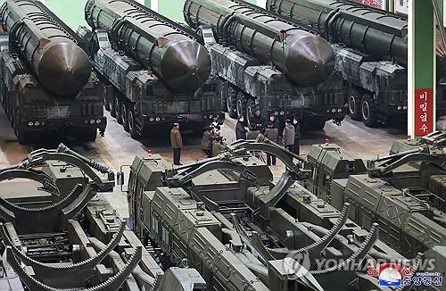 북한의 신형 고체연료 ICBM '화성-18형' 발사대 차량 공장