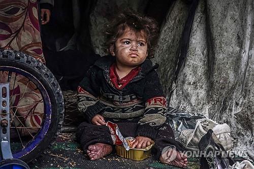 난민 캠프에서 구호 식량 먹고 있는 팔레스타인 어린이