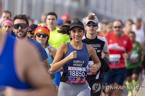 베라자노-내로우스대교를 지나는 마라토너들