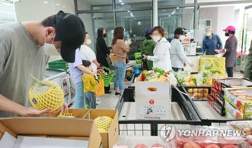 경기도 한 아파트 로컬푸드 직거래 장터서 주민들이 농산물을 구매하는 모습 
