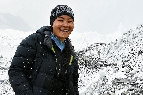 14.5시간만에 에베레스트를…네팔산악인, 11시간줄여 女최단시간