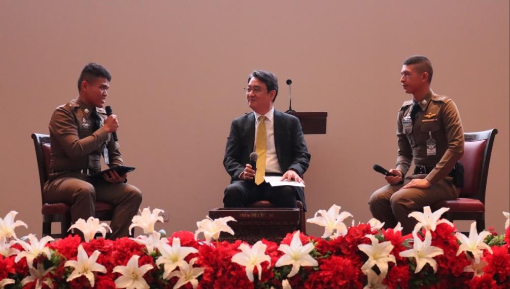 경찰학교 학생들과 대화하는 박용민 대사(가운데)