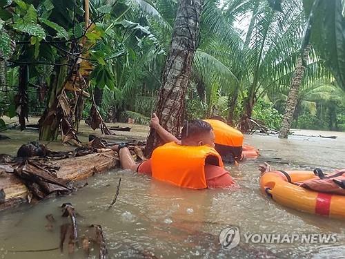 태풍이 몰고 온 폭우 후 구조에 나선 필리핀 루세나시 구조대