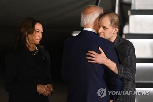 석방된 WSJ 기자와 포옹하는 바이든