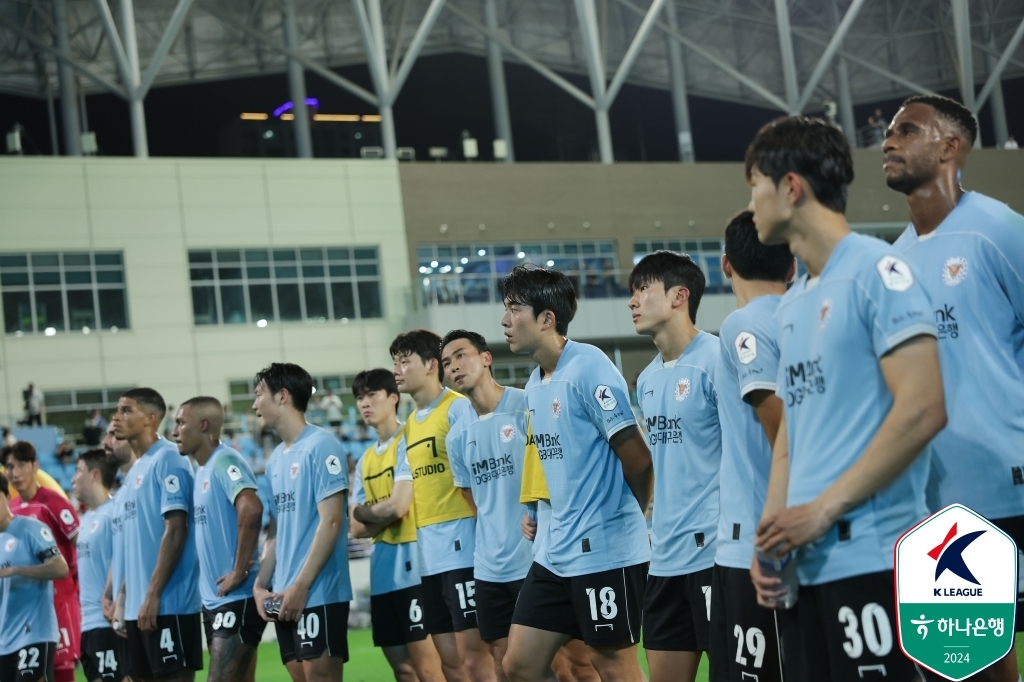 침울한 표정의 대구FC 선수들
