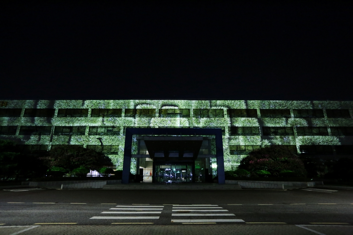 KAIST 본관에 투사된 강이연 교수의 미디어아트 작품