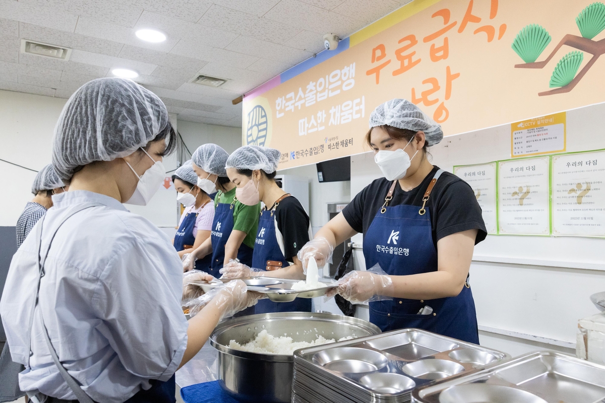 한국수출입은행 직원들이 10일 오전 서울역 인근 급식소에서 봉사활동을 하고 있다. [수출입은행 제공]