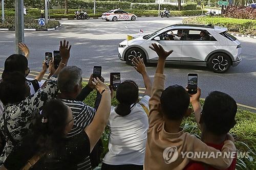 싱가포르서 아이오닉5 탄 교황